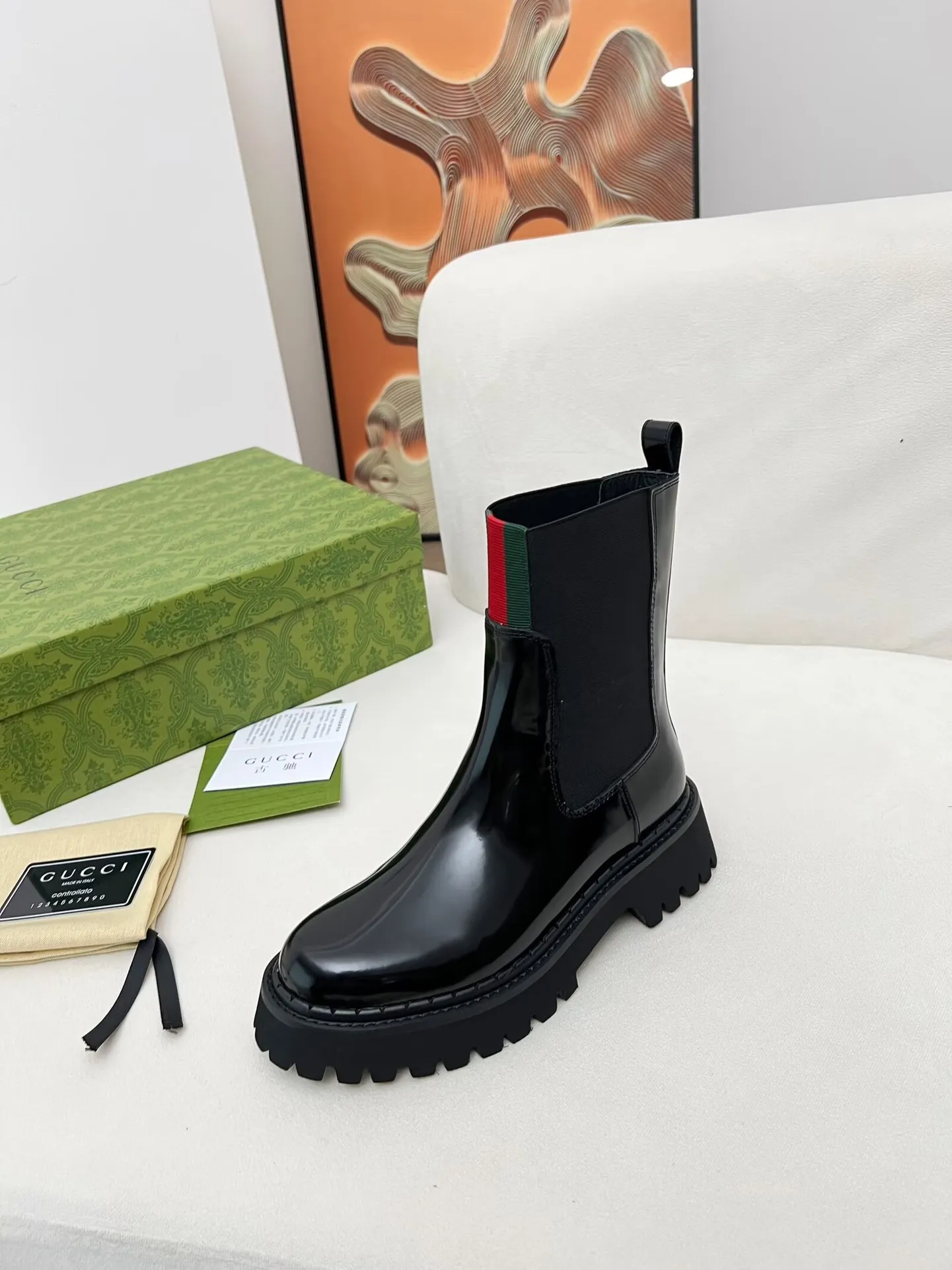 👟👟Ex-factory price 600👟👟 2025 latest version of Gucci GUCCI versatile Martin boots, easy to put on and take off, brand webbing color matching Heel height: 5cm Fabric: cowhide/open edge beads Inner/foot pads: black cowhide 🐂 Outsole is made of foam outsole Color: black Code number: 34-40. 34 and 41 42 Need to be customized Packaging: Comes with card and cloth bag.